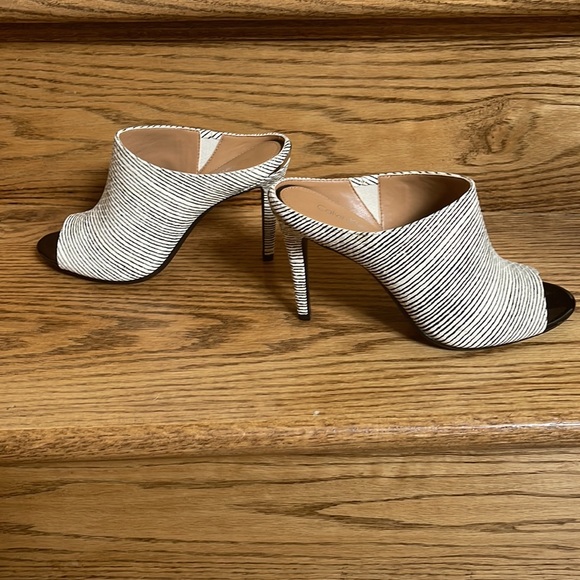 NIB Calvin Klein Black/White Perp Toe Shoe - Picture 6 of 9